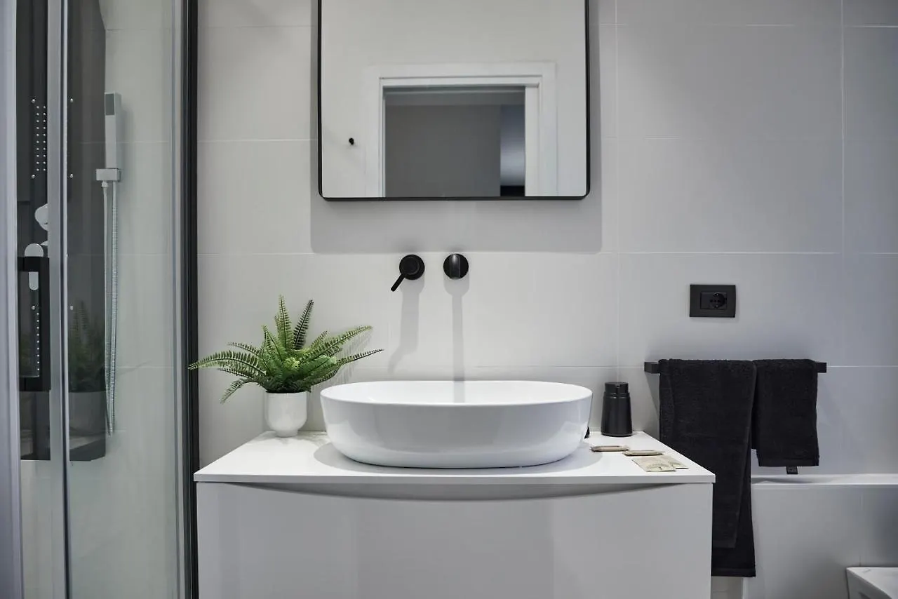 After8-Black&White Mestre Apartment